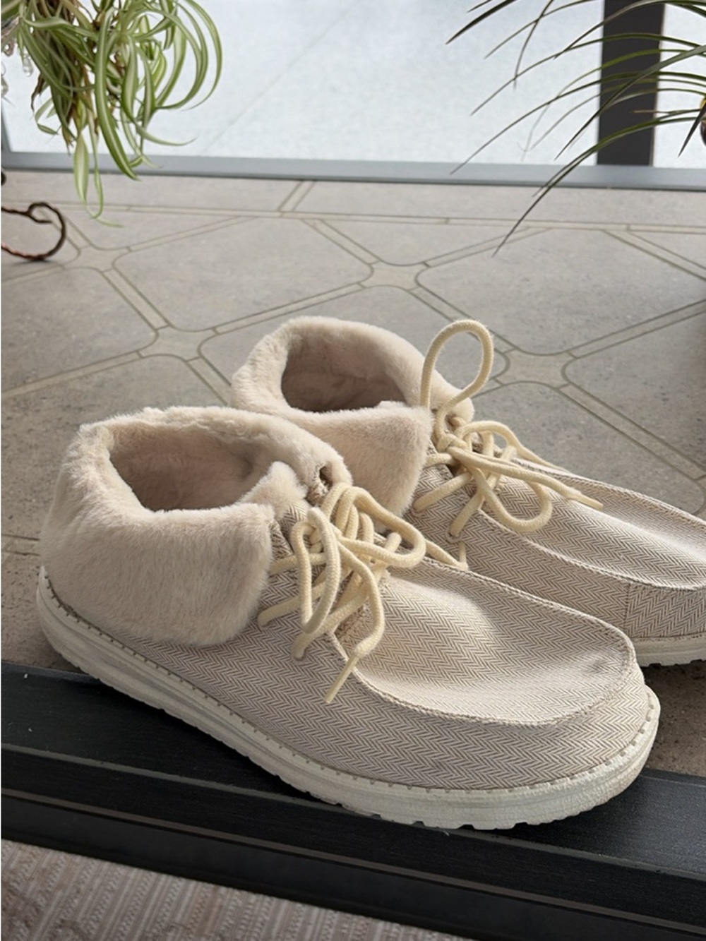 Hey Dude Cream Faux-Fur Collar Lace-Up Moccasins